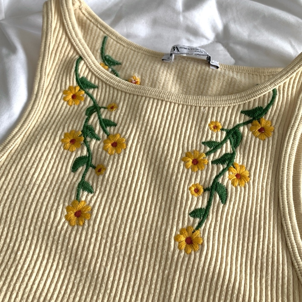 Zara ribbed yellow flower crop top🌼 - Picture 3 of 4
